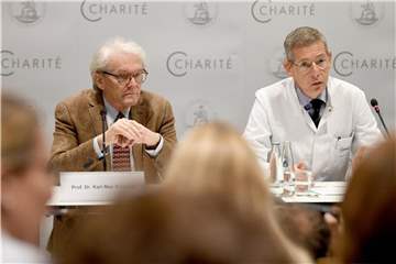 Kai-Uwe Eckardt, Arzt (r), und Karl Max Einhäupl, Leiter der Charite, berichten während einer Pressekonferenz über die Behandlung von Piotr Wersilow an der Berliner Charite. Foto: Britta Pedersen