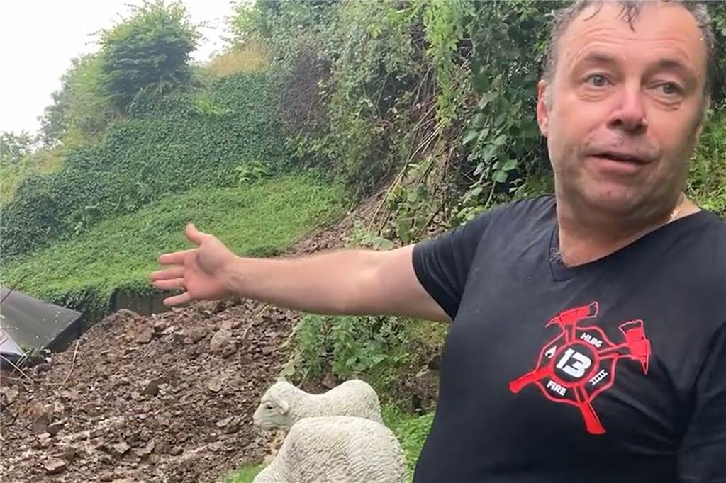 Flut in Hohenlimburg: Plötzlich lag ein Geröllberg vor dem Schlafzimmerfenster Kai Uwe Pfeil zeigt, wo die Geröll-Lawine vor seinem Schlafzimmerfenster endete.