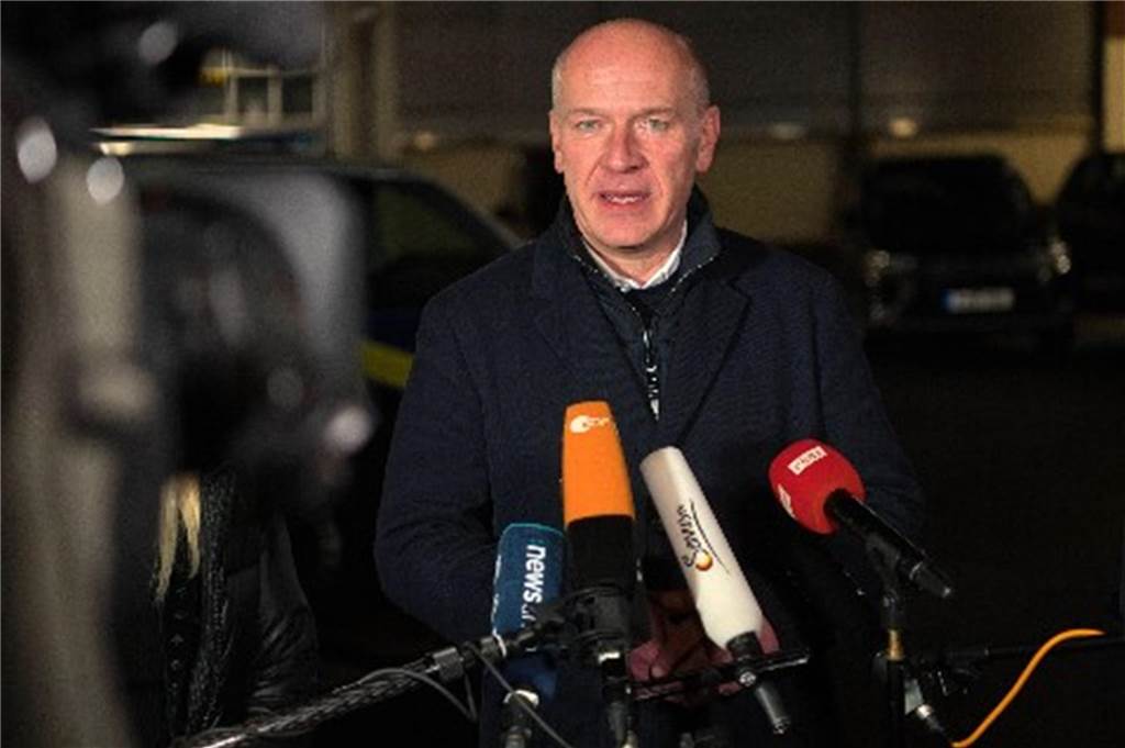 Silvester-Bilanz: Böller explodiert in Hand, Angriff auf Einsatzkräfte, 300 Festnahmen in Berlin Kai Wegner (CDU), Regierender Bürgermeister, spricht nach einem Besuch der Polizeiwache an der Sonnenallee zu Journalisten.