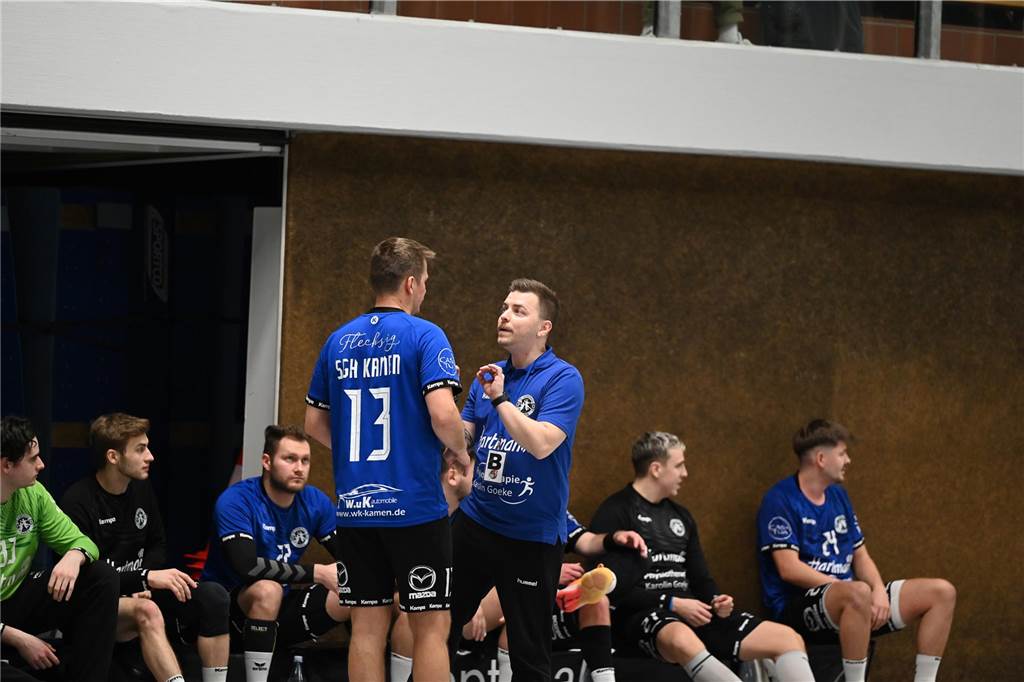 Ernüchterung beim Coach der SG Handball Kamen: „Ich dachte, wir wären in der Entwicklung weiter“ Kai Wortmann, Trainer der SG Handball Kamen, im Austausch mit Moritz Keck (l.).
