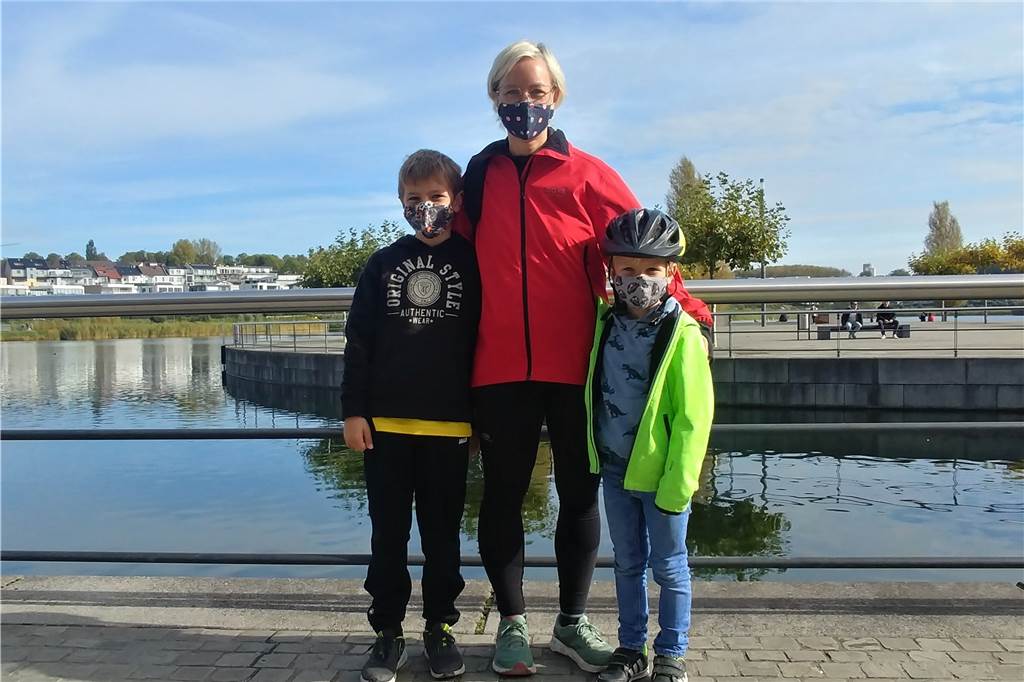 Maskenpflicht in Dortmund: Für den Phoenix-See gilt eine andere Regel Kaija Höppner mit ihren Söhnen Oskar (9, l.) und Titus (6, r.). Sie fände eine erneute Einführung der Einbahnstraßen-Regelung "völlig in Ordnung" und hält sich auch sonst an die Empfehlungen des Gesundheitsamtes.