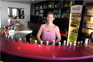 Kaira Eistel hinter der Bar, die dem Lokal den Namen gibt: An-Bar.