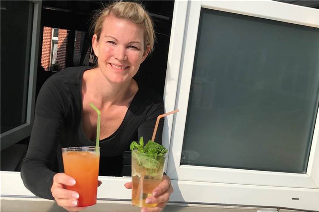 „Schnapsidee“ hat sich bewährt: Selm und Olfen haben ein Cocktail-Taxi Kaira Eistel von der An-Bar in Selm liefert inzwischen auch Cocktails aus.