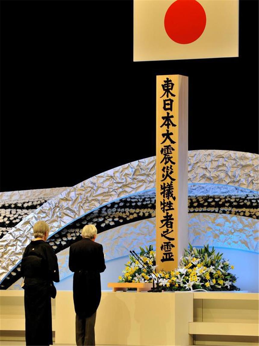 Japan und die Welt gedenken der Tsunami- und Atomtod-Opfer Kaiser Akihito und seine Gemahlin, Kaiserin Michiko bei der zentralen Gedenkzeremonie in Tokio. Foto: Yoshikazu Tsuno