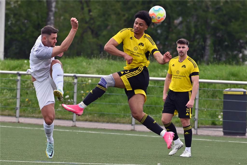 Der nächste Spieler verletzt: SuS Kaiserau stolpert gegen SG Welper Kaiseraus Benjamin Abdou (M.) musste früh ausgewechselt werden. Rechts: Marcel Friede, der eine gute Chance zur 1:0-Führung für den SuS vergab.