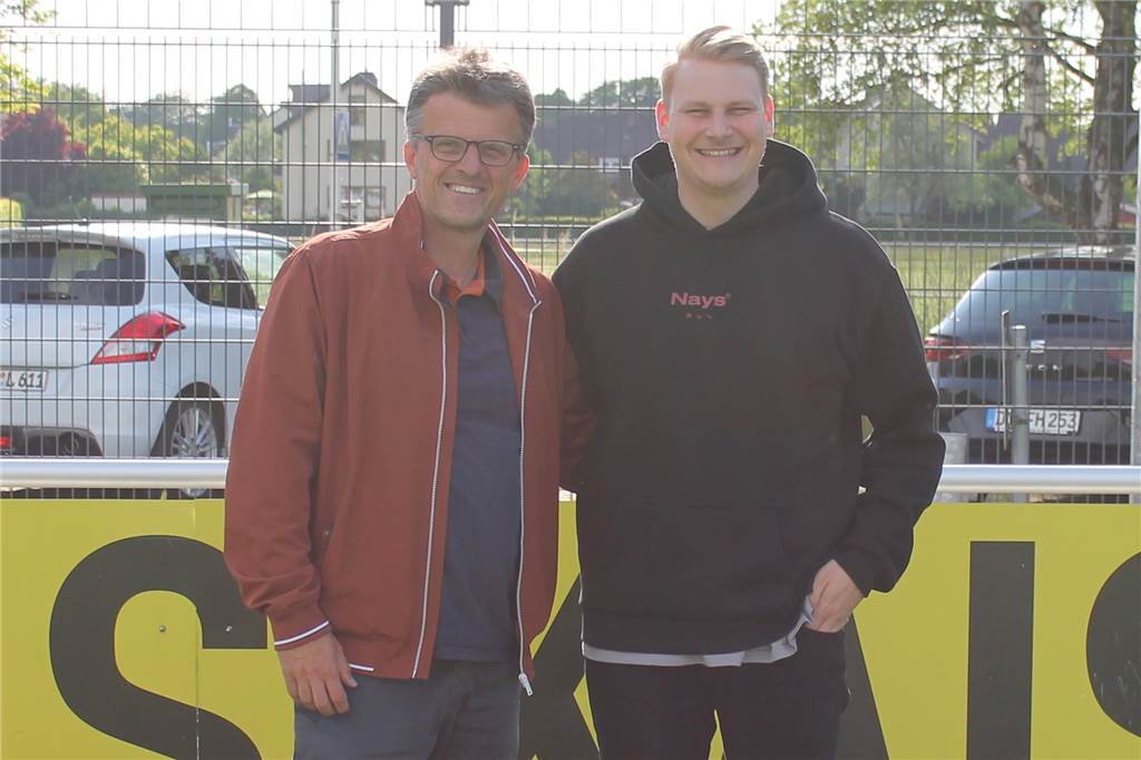 Paul Mantei hat einen neuen Verein: Statt in die Kreisliga geht es für den Trainer in die Landesliga Kaiseraus Chef Eckart Stender begrüßt den neuen Co-Trainer Paul Mantei (rechts).