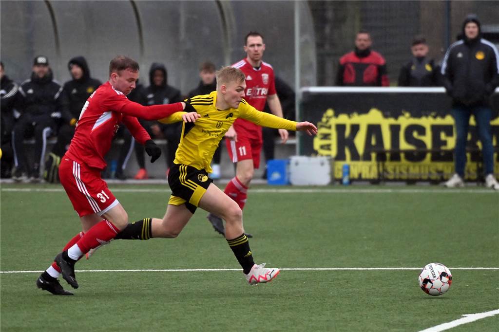 SuS Kaiserau unterliegt dem Lüner SV: Erst die Wechsel bringen den Schwung Kaiseraus Justin Waschescio treibt den Ball voran. Luca de Angelis vom Lüner SV kann ihn nur per Foul stoppen.