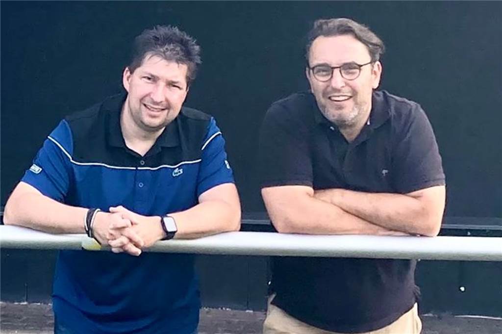 SuS Kaiserau in Personalnot, aber mit starker Aktion nach Pokal-Abpfiff Kaiseraus Kassierer Sascha Spitzer (links) und Langschedes Vorsitzender Marcus Gerke spenden die Pokal-Einnahmen der Aktion "Café con Leche".