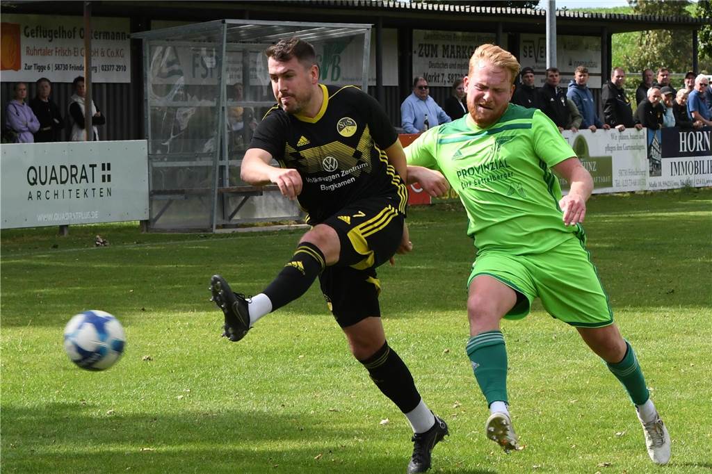 Michael Seifert schießt SuS Kaiserau auf der „Alm“ weiter: „Das erwartet schwere Spiel“ Kaiseraus Lukas Schuster (l.) versucht hier sein Schussglück gegen seinen ehemaligen Teamkollegen Robin Pfahl (SV Bausenhagen).