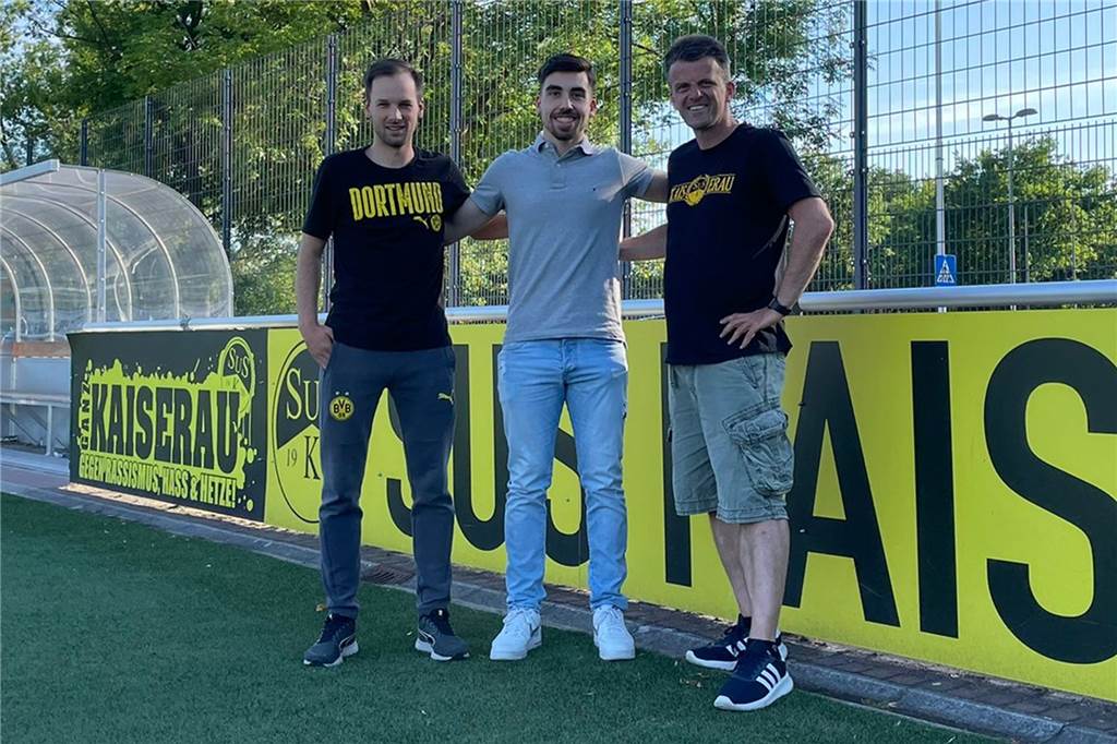 Nächster Neuzugang beim SuS Kaiserau: Dortmunder Landesligist lässt Talent ziehen Kaiseraus neuer Trainer Patrick Kulinski und Vorsitzender Eckart Stender begrüßten jetzt Soner Aydin am Sportplatz.
