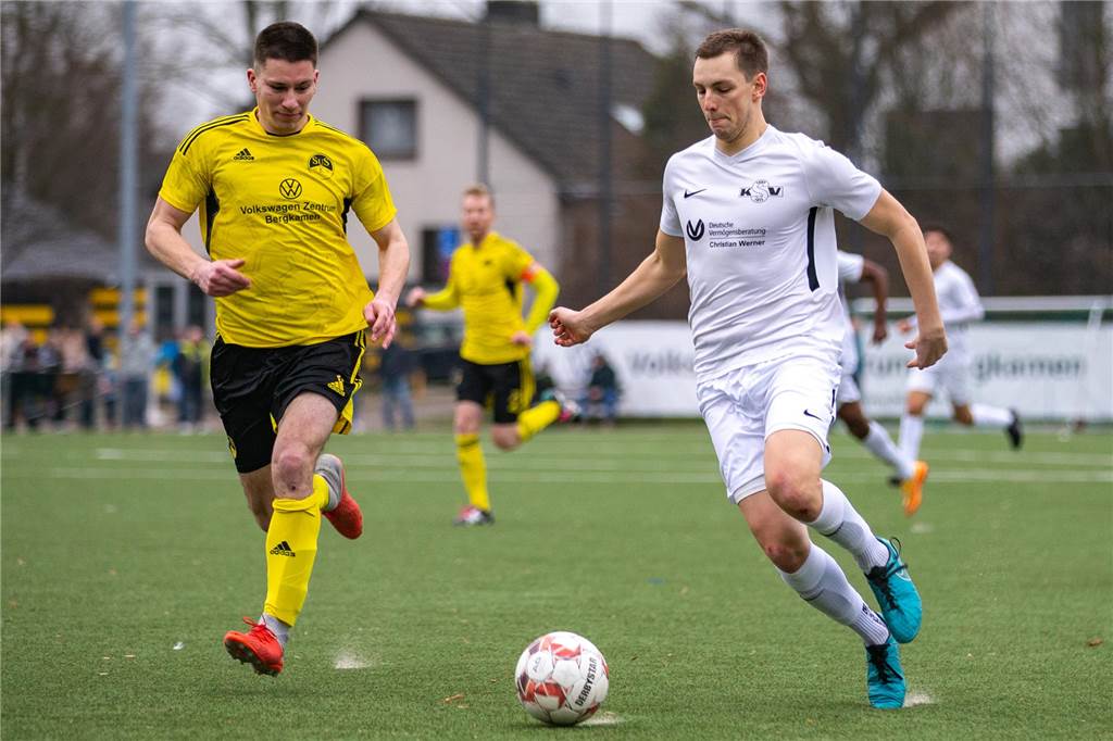 Negativ-Serie beendet: Kaiserau zeigt Königsborn die Derby-Grenzen auf Kaiseraus Noel Lahr (l.) stoppt Val-Leander Wettklo.
