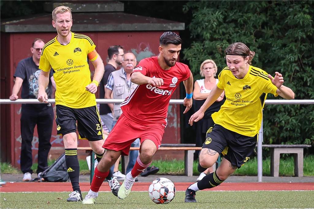 Unsere Fotostrecken vom Ligastart: Viele Emotionen Timo Milcarek (l.) und Tom Schulz kommen in dieser Szene nicht an den Ball.