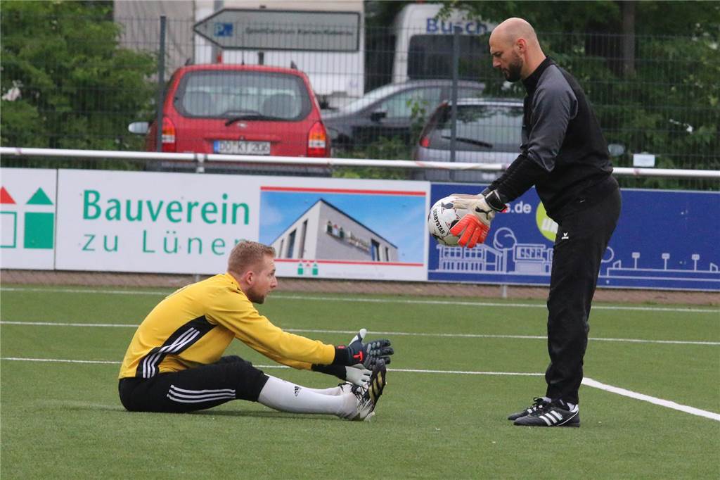 Kaiseraus Torwarttrainer Andreas Braun (r.) nimmt sich die Zeit, um Lukas Beßmann (l.) wieder zur alten Form zu bringen.