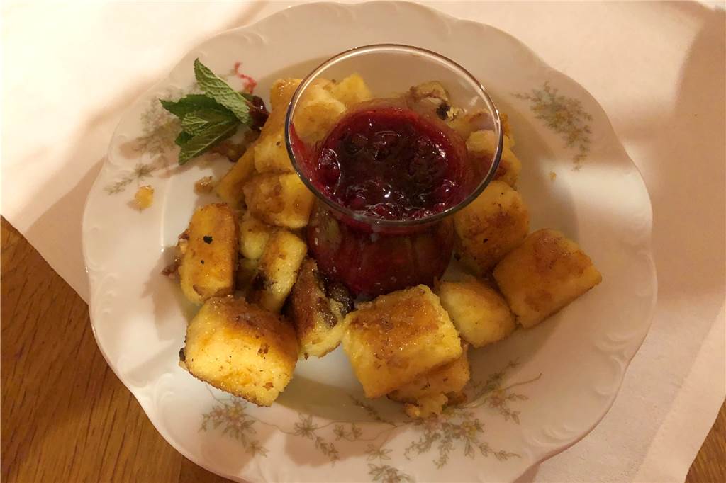 Es schmeckt einfach noch mal so gut in einem mittelalterlichen Gewölbekeller Kaiserschmarrn mit Waldfrüchten