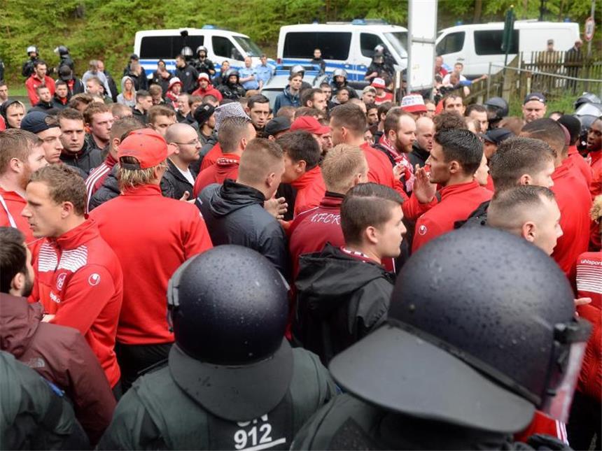 FCK-Fans bewerfen eigene Spieler: DFB ermittelt Kaiserslauterns Fans blockierten nach dem Spiel auch die Stadion-Ausfahrt und stellten die Spieler zur Rede. Foto: Thomas Eisenhuth