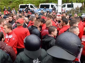 Kaiserslauterns Fans blockierten nach dem Spiel auch die Stadion-Ausfahrt und stellten die Spieler zur Rede. Foto: Thomas Eisenhuth