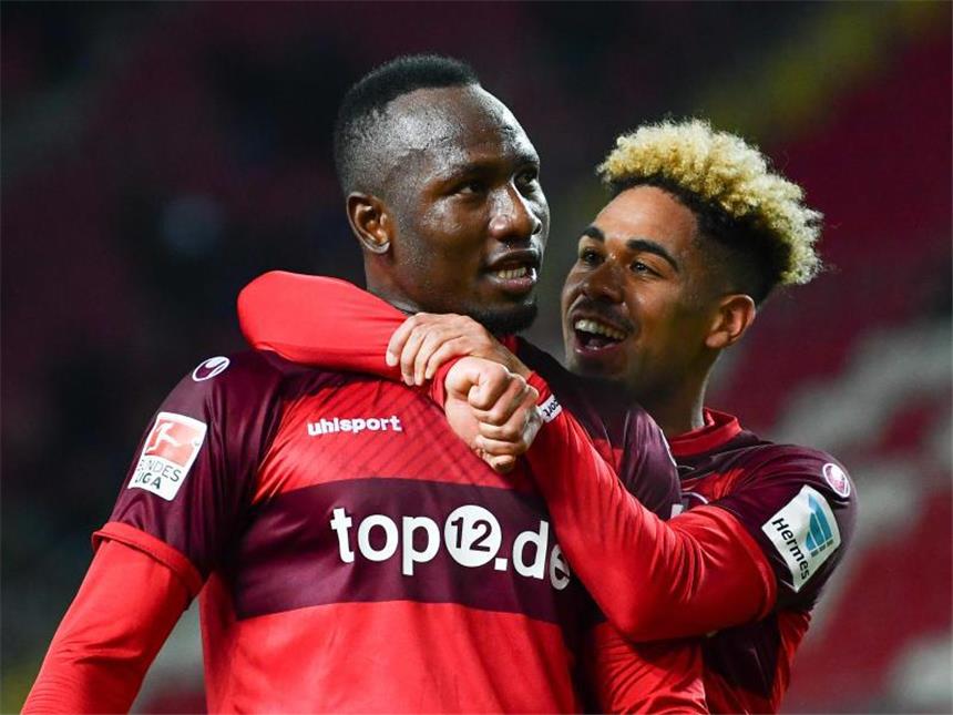 Lautern feiert 3:0 gegen Sandhausen Kaiserslauterns Jacques Zoua Daogari (l) jubelt mit Phillipp Mwene über sein Tor zum 1:0. Foto: Uwe Anspach