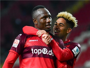Kaiserslauterns Jacques Zoua Daogari (l) jubelt mit Phillipp Mwene über sein Tor zum 1:0. Foto: Uwe Anspach