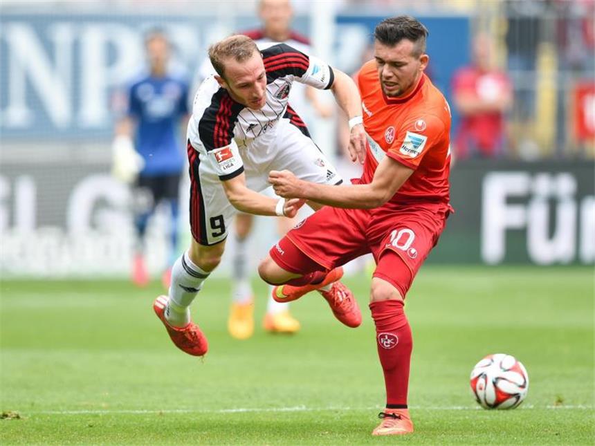 Kaiserslautern scheitert erneut: Nur 1:1 gegen Ingolstadt Kaiserslauterns Kevin Stöger (r.) kämpft um den Ball mit Ingolstadts Moritz Hartmann. Foto: Uwe Anspach