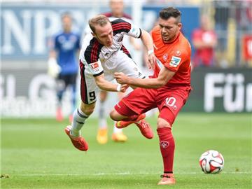 Kaiserslauterns Kevin Stöger (r.) kämpft um den Ball mit Ingolstadts Moritz Hartmann. Foto: Uwe Anspach
