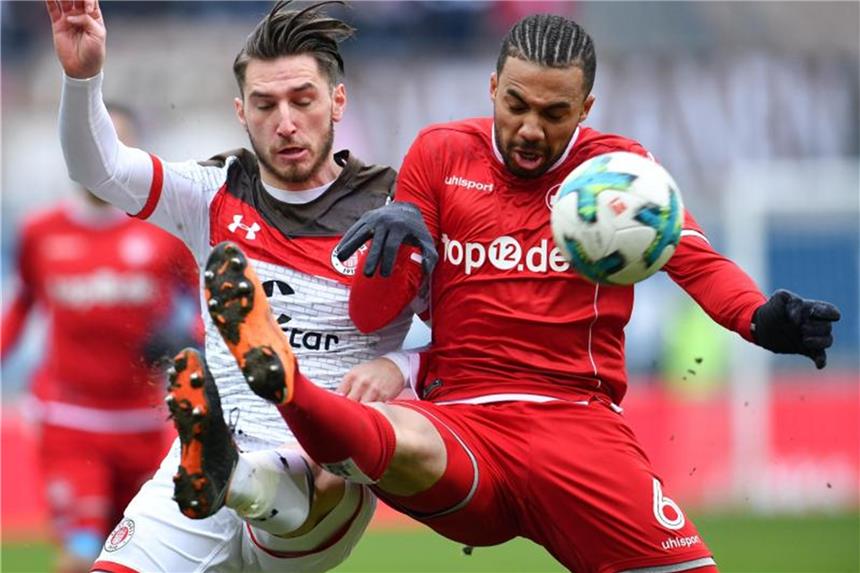 Nächster Dämpfer für Lautern: Nur Remis gegen St. Pauli Kaiserslauterns Leon Guwara (r) und St. Paulis Dimitrios Diamantakos im Zweikampf. Foto: Uwe Anspach