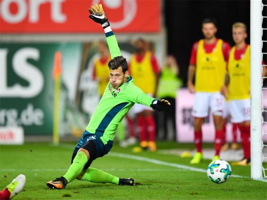 1:1 im Südwest-Derby: Darmstadt punktet gegen Lautern Kaiserslauterns Torwart Marius Müller kann den Schuss ins Tor zum 1:1 von Darmstadts Kamavuaka (nicht im Bild) nicht halten. Foto: Uwe Anspach
