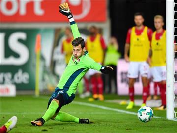 Kaiserslauterns Torwart Marius Müller kann den Schuss ins Tor zum 1:1 von Darmstadts Kamavuaka (nicht im Bild) nicht halten. Foto: Uwe Anspach