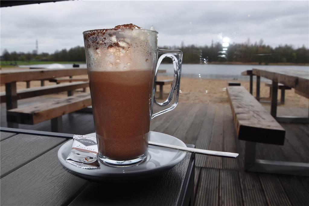 Wandertipp für die Ostertage: Entlang des Wassers und durch historische Parkanlage Kakao mit Ausblick am Café Seepark.
