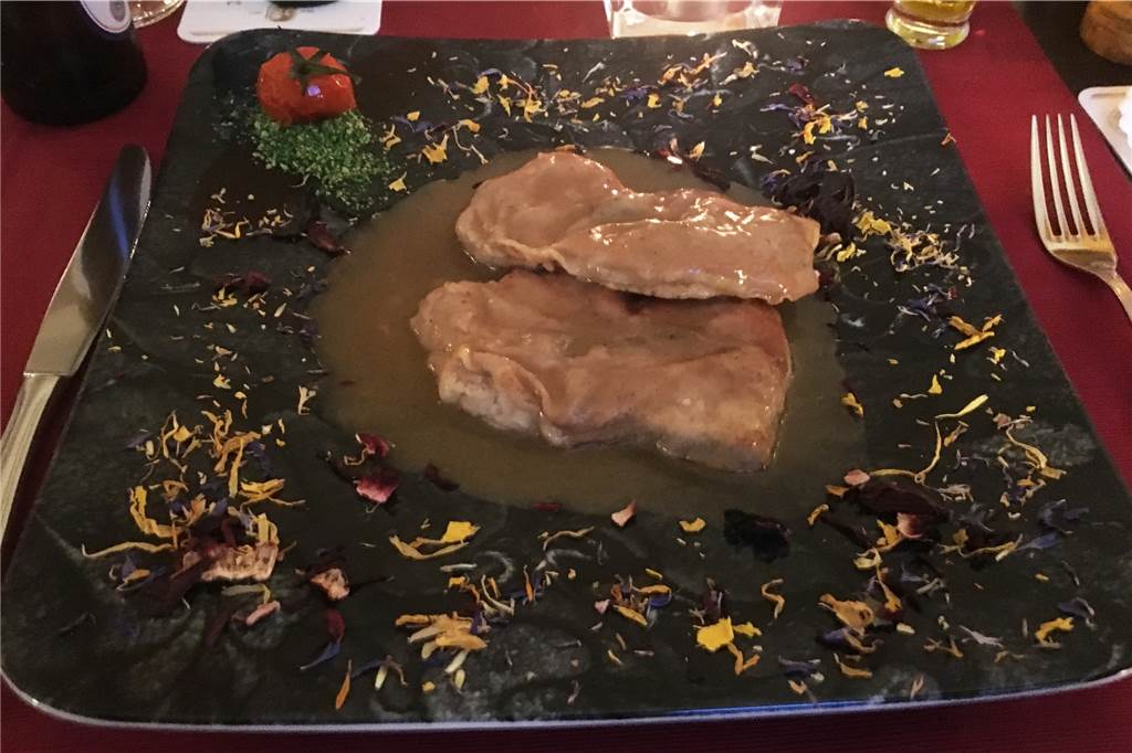 Im Restaurant da Fabio werden in netter Atmosphäre Klassiker ungewöhnlich in Szene gesetzt Kalbsmedaillons mit Parmaschinken in Salbei-Weißweinsauce