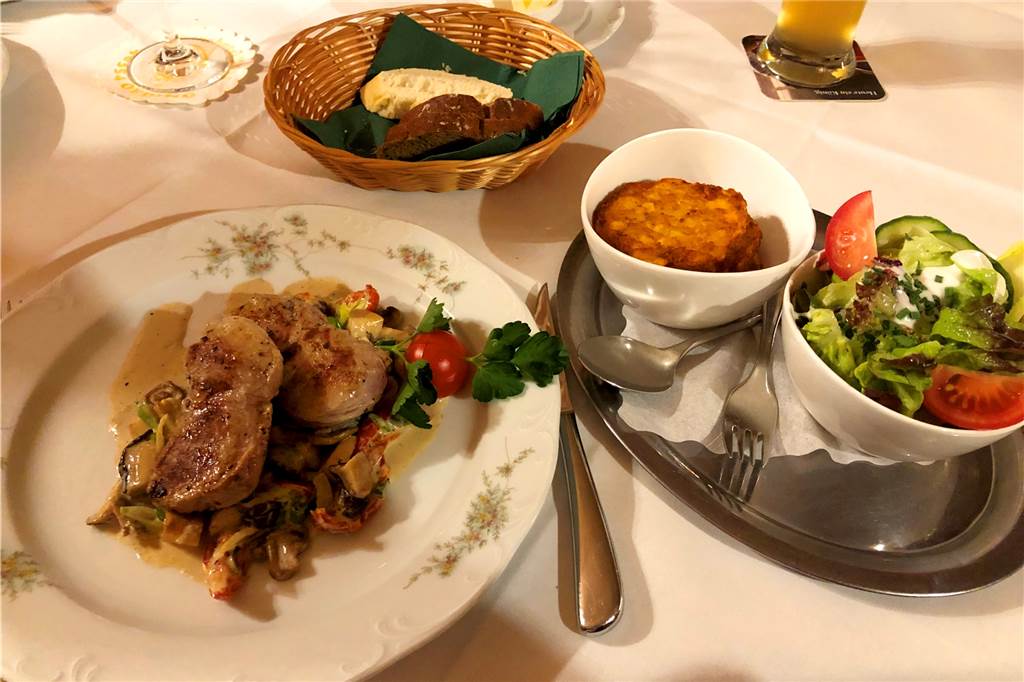 Es schmeckt einfach noch mal so gut in einem mittelalterlichen Gewölbekeller Kalbsteak auf Pilzragoût, Röstis und Salat