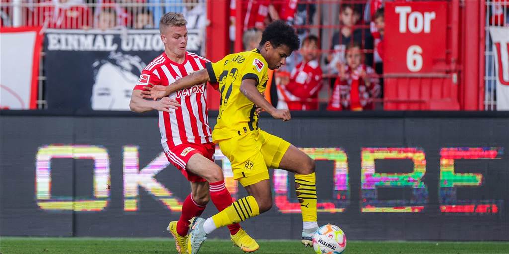Zu naiv: BVB-Rechtsaußen Karim Adeyemi nach Patzer in der Kritik Karim Adeyemi führt einen Zweikampf mit Andras Schäfer.