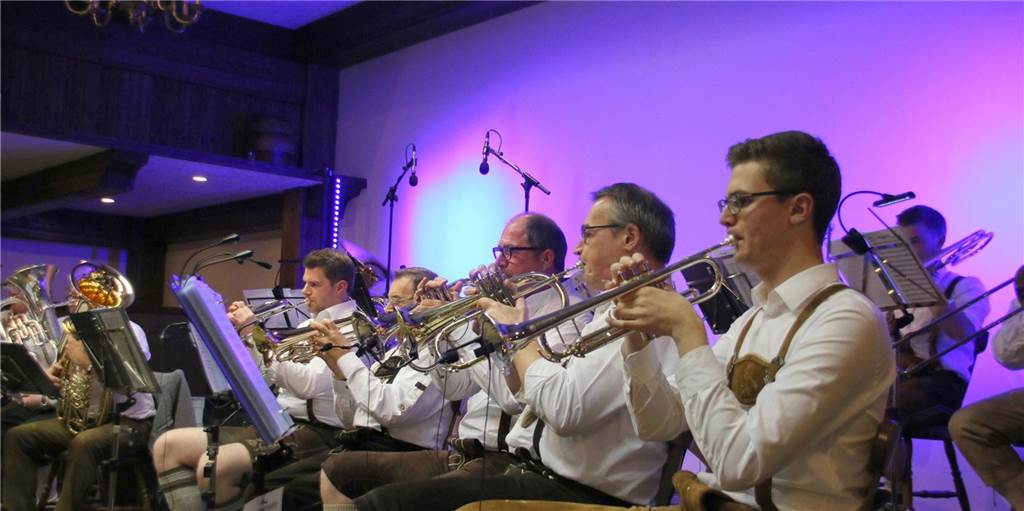 Kaum Karten verkauft – Veranstalter sagt drei Spätsommerkonzerte ab Kalle Höper und die Original Grenzland Musikanten sollten Anfang September in Wüllen auftreten. Genau wie Mirja Boes mit der Band „Die Honkey Donkeys“. Nun bleiben die Instrumente im Koffer. Weil bis jetzt kaum Karten verkauft wurden, hat der Veranstalter am Mittwoch die Notbremse gezogen und die Konzerte abgesagt.