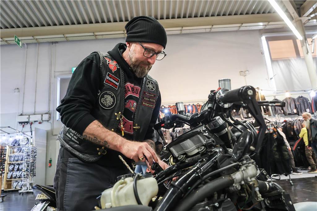 Motorräder, so weit das Auge reicht: So ist die Motorräder´23 Messe Kalle ist Mitglied bei den "vmaxxers.net" und schraubt an seiner Yamaha VMax um sie wieder ans laufen zu bekommen.