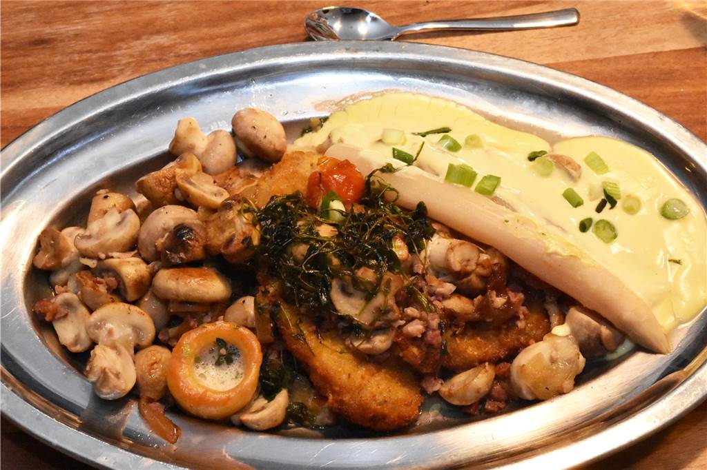 „Zur Barriere“ überzeugt beim Abholservice mit Qualität und Verpackung Kalorienbombe: Das Schlemmerschnitzel lässt niemanden hungrig zurück.