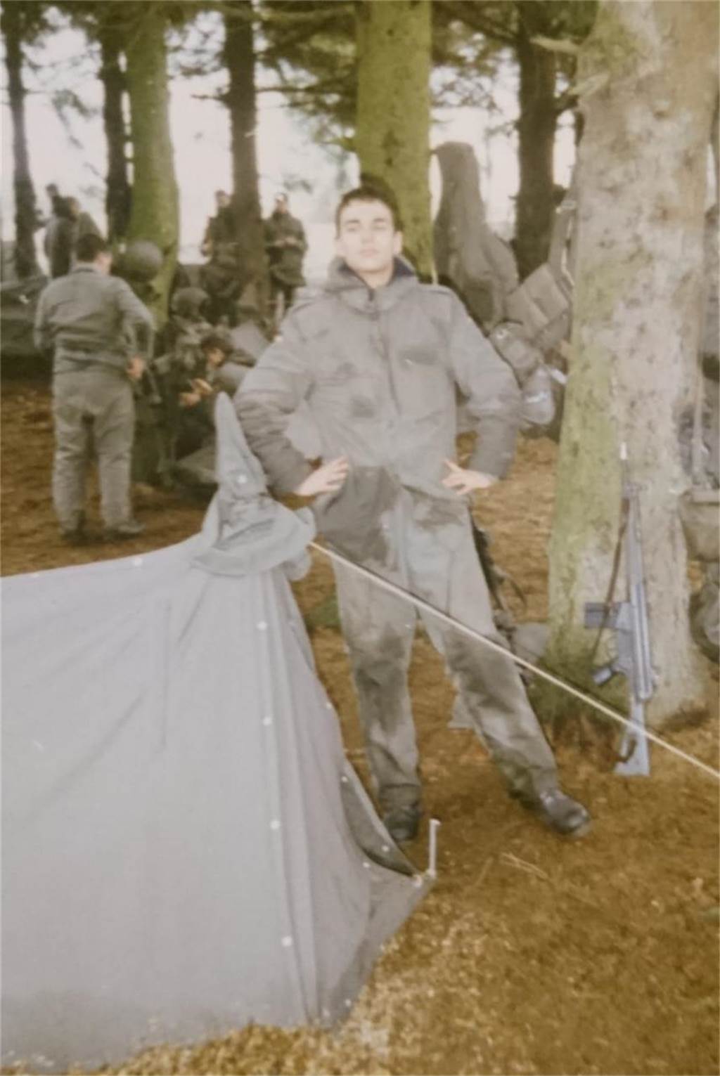 Rassismus, Theater und große Politik: Alexander Kalouti will OB werden Alexander Kalouti steht im Februar 1989 neben einem Zelt und einem Baum.
