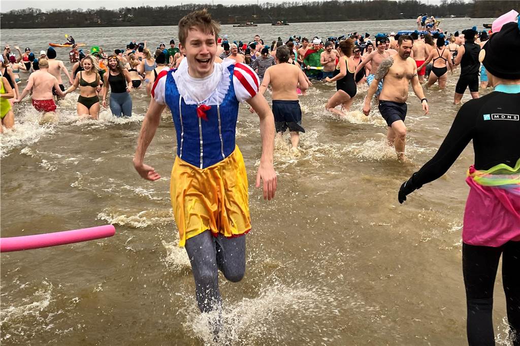 Neuer Rekord beim Neujahrsschwimmen: „Das ist einfach gigantisch!“ Schwimmer im Stausee