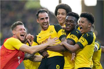 Kam, sah und traf dreifach: Paco Alcacer (M.).