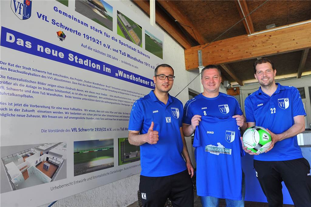 VfL Schwerte präsentiert neuen Trainer - im Schwerter Fußball war er noch nicht tätig Kamal Hafhaf, Sportlicher Leiter des VfL Schwerte, präsentierte am Sonntag Fadil Salkanovic (Mitte) als neuen Trainer. Der bisherige Interimstrainer Stefan Ladkau (re.) bleibt dem VfL-Trainerteam erhalten.