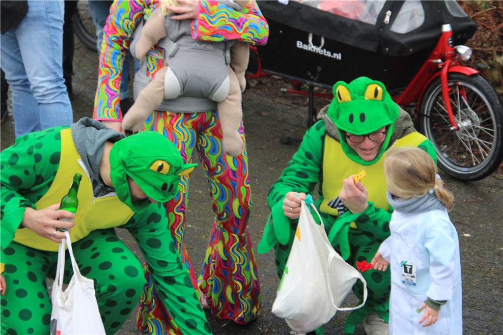 Kamelle! Die schmecken Kindern und Erwachsenen - manchmal auch Fröschen.