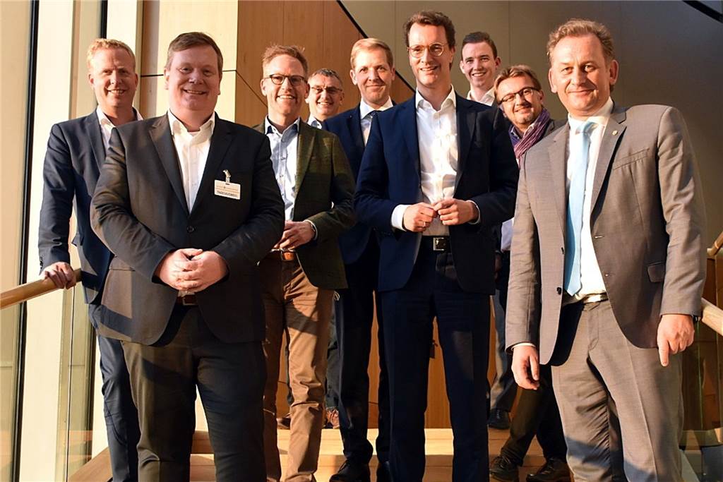 Gute Nachricht für Pendler: Land fördert Ausbau der Bahnstrecke Kamen bei Hendrik Wüst (4.v.r.) in Sachen Münster-Lünen ein gutes Stück voran: Marc Henrichmann (3.v.l.) und Dietmar Panske (r.) freuen sich mit Henning Rehbaum, Thomas Stohldreier, Wilhelm Korth, Dr. Christian Schulze Pellengahr, Dr. Julian Allendorf und Joachim Künzel, Geschäftsführer des Zweckverbands Nahverkehr Westfalen-Lippe (NWL), über die Finanzierungszusage.