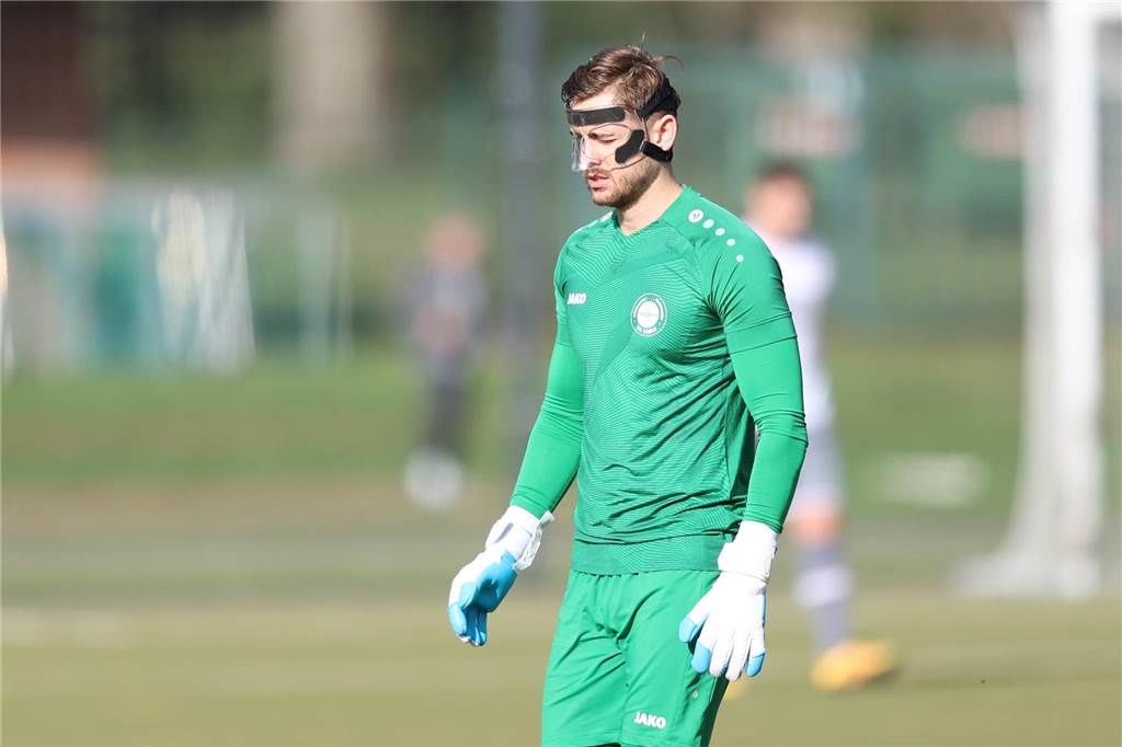 Youngster des VfL Kamen sieht Rot beim Aufwärmen: „Du hast das Spiel verkauft“ Kamens Keeper Joel Kiranyaz entschärfte einen Elfmeter des Werner SC.