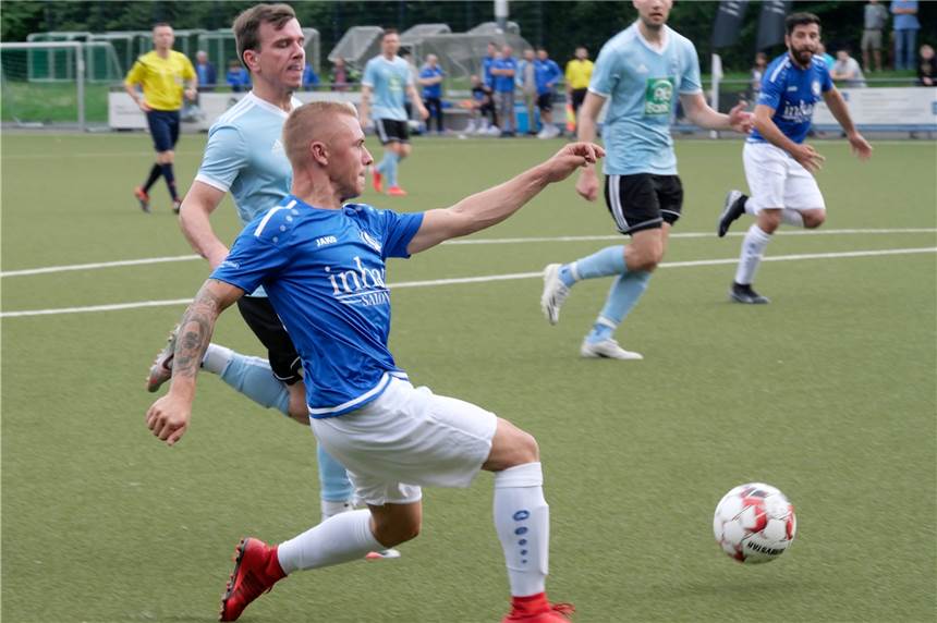 VfL Kamen in bester Torlaune, aber nächste Stütze bricht weg Kamens Neuzugang Björn Scharfe (v.) erzielte das 1:1 gegen die Reserve vom SC Aplerbeck. Berkemeyer