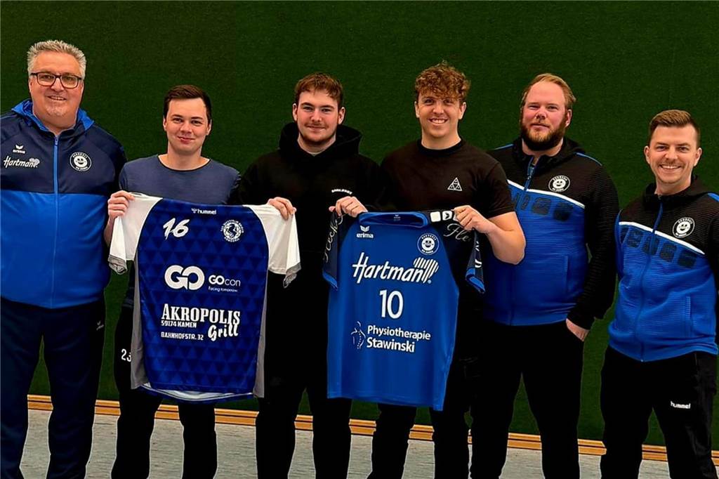 Kamens neue Spielgemeinschaft präsentiert gleich drei Neue Kamens Trainer Uwe Nitsch (l.) und die Sportliche Leitung um Sebastian Notthoff und Kai Wortmann (beide rechts) begrüßten die Neuzugänge Felix Leder, Luca Wagner und Fynn Fligge (v.l.).