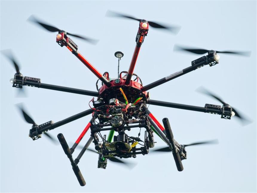 Drohne sollte Drogenpäckchen ins Gefängnis fliegen Kameradrohne: Mit einem vergleichbaren Gerät haben Unbekannte versucht, Drogen in ein Bremer Gefängnis zu schmuggeln. Foto: Patrick Pleul/Archiv