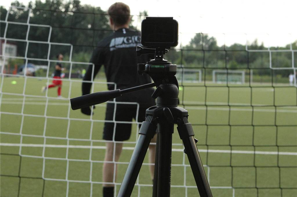 Amateurfußball in Gefahr?: Manipulierte Spiele und dubiose Wetten - hier gab es schon Probleme Kameras gehören auch auf Amateurfußball-Plätzen zum Standard.