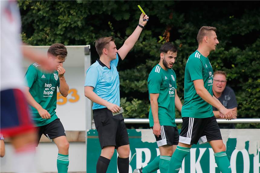 Gelbe und Rote Karten für Teamoffizielle: Wofür Trainer ab sofort hinter die Bande müssen Kamil Bednarski vom BSV Schüren ist an Gelbe Karten gewöhnt. Die Dortmunder Trainer dagegen noch nicht.
