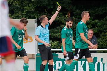 Kamil Bednarski vom BSV Schüren ist an Gelbe Karten gewöhnt. Die Dortmunder Trainer dagegen noch nicht.