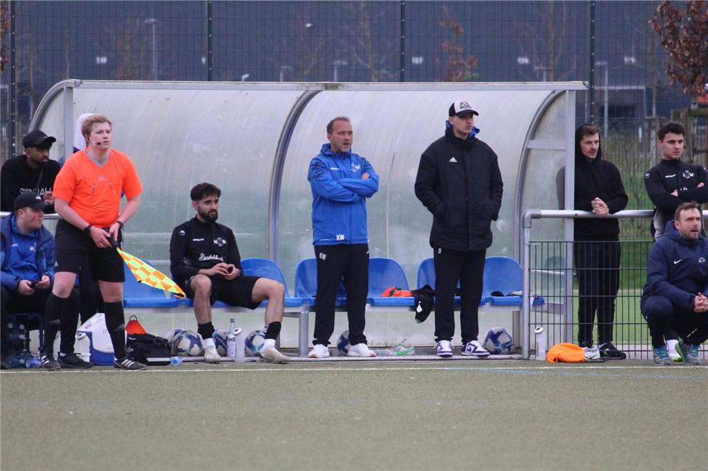 Nach schwerer Verletzung zurückgekämpft : Florian Kloß bei 100 Prozent Kamil Woditsch (Bildmitte) ist als Physio im Dauereinsatz für den KSV