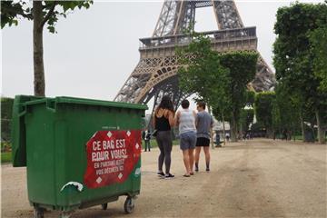 Kampf gegen Verschmutzung: Im Parc du Champs du Mars im Schatten des Eiffelturms stehen in regelmäßigen Abständen große grüne Müllcontainer. Foto: Christian Böhmer