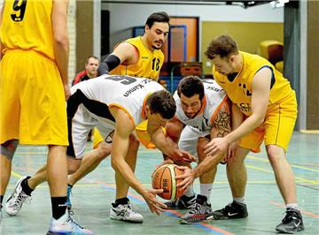 Kampf um den Ball: Die Lüner Paul Schwarz (r.) und Nikolaos Koliastas (2.v.l.) wollen den nächsten Sieg.
